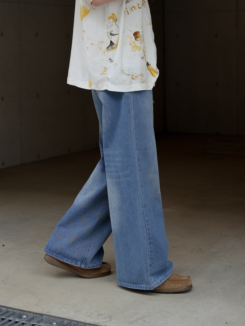 ブルー系のデニムパンツ、ホワイト系のシャツ/ブラウス、グレー系のシャツ/ブラウスを着用したメンズの夏コーディネートの4枚目の写真