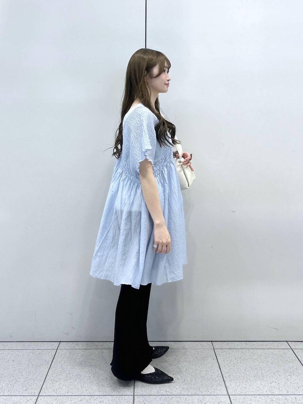 ブルー系のシャツ/ブラウス、ブラック系のパンプス、ブラック系のその他パンツを着用したレディースの春コーディネートの2枚目の写真