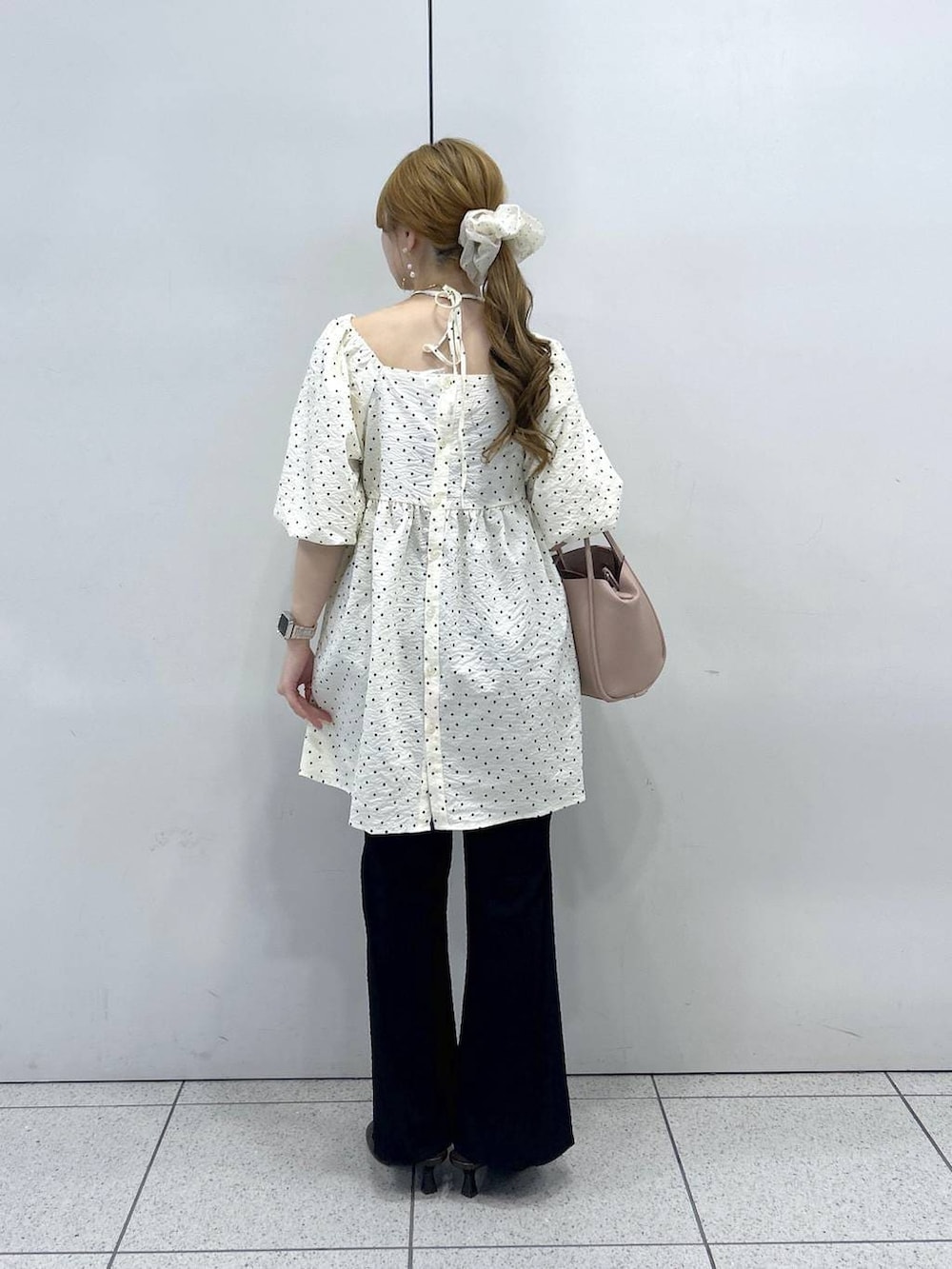 ピンク系のショルダーバッグ、ブラウン系のサンダル、ブラック系のその他パンツを着用したレディースの春コーディネートの3枚目の写真