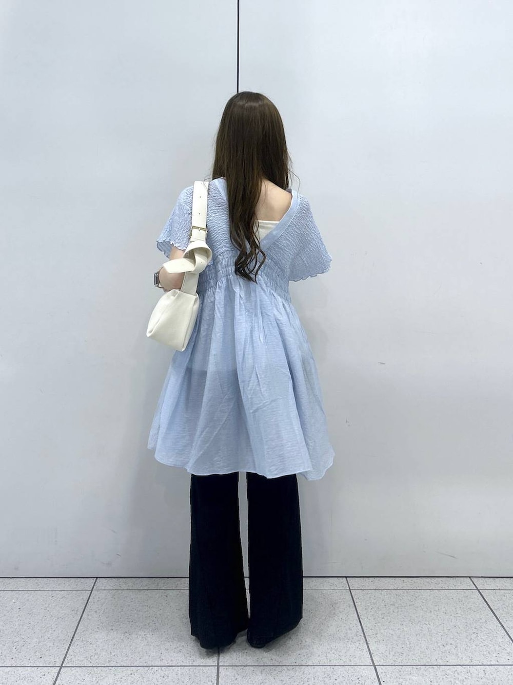 ブルー系のシャツ/ブラウス、ブラック系のパンプス、ブラック系のその他パンツを着用したレディースの春コーディネートの3枚目の写真