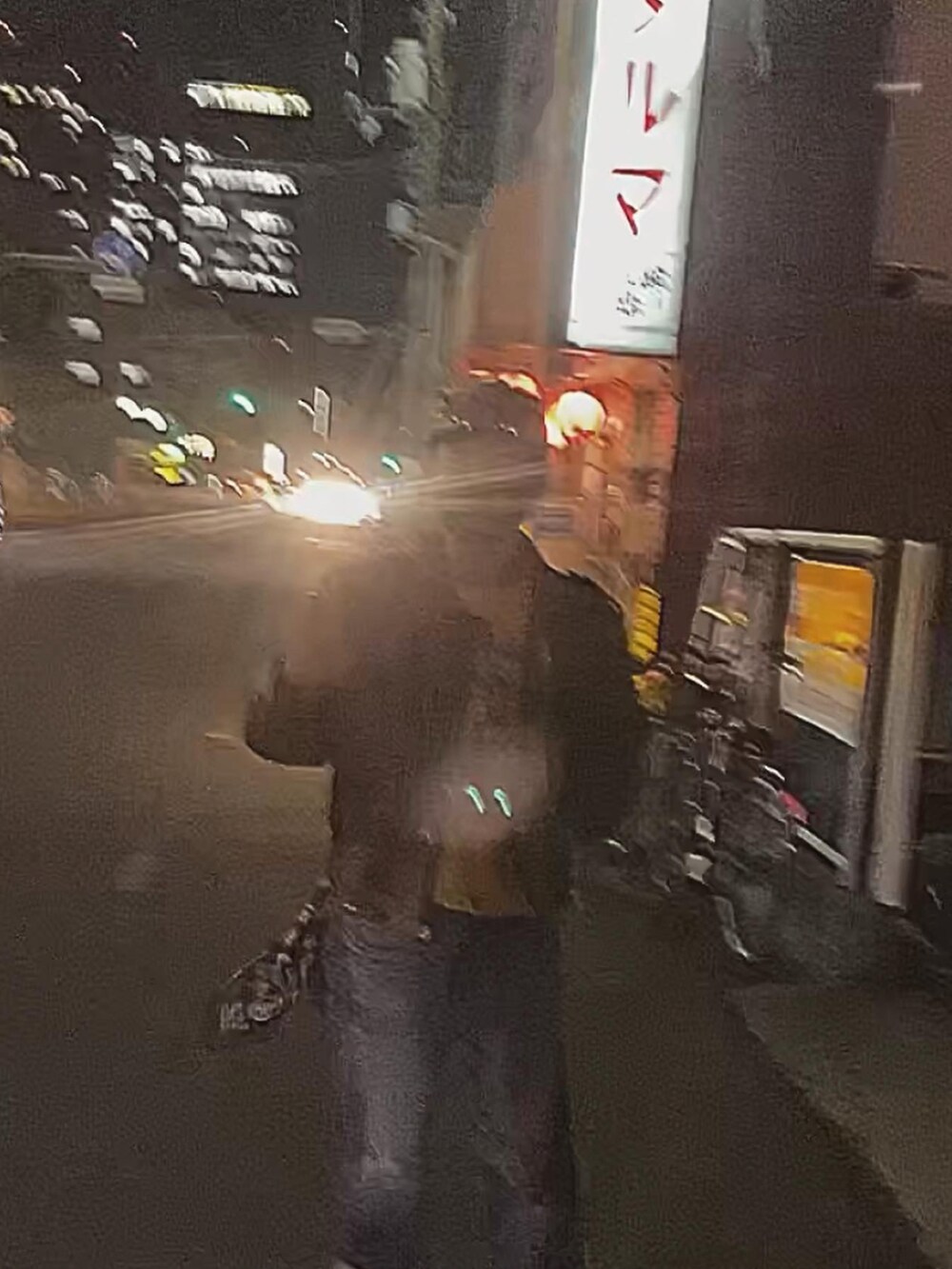 ブラウン系のその他アウター、ブルー系のデニムパンツ、ブルー系のマフラーを着用したメンズの冬コーディネートの2枚目の写真