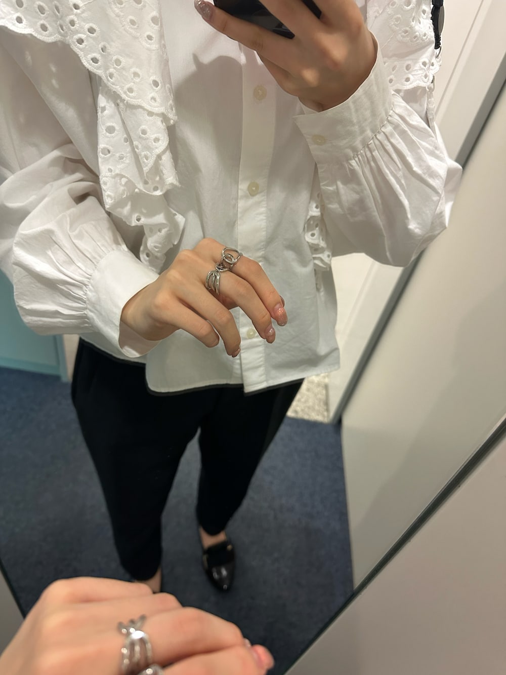 「モノトーン、モノトーンコーデ、ZARA、ザラ、休日コーデ、秋冬コーデ、白ブラウス、シンプルコーデ、シンプルスタイル、おしゃれさんと繋がりたい、ローファー、DIANA、ユニクロ、UNIQLO」｜「ZARAのアイテム（パンツ、ブラック系）」を使った、りちゃんさん（レディース・160cm）の秋コーディネートの3枚目の写真