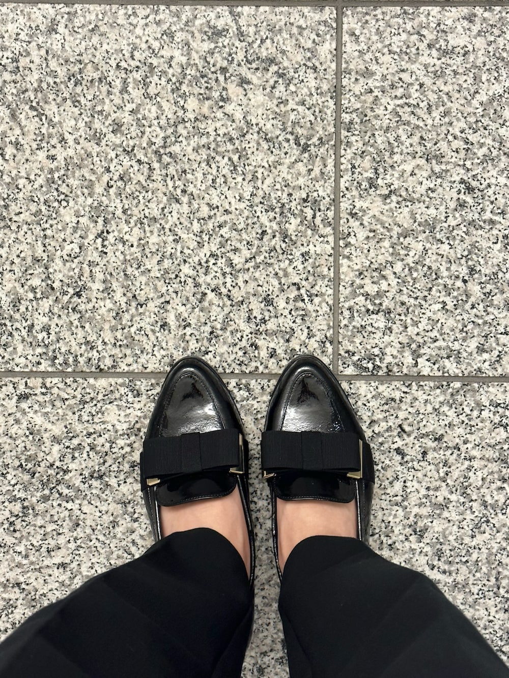 「モノトーン、モノトーンコーデ、ZARA、ザラ、休日コーデ、秋冬コーデ、白ブラウス、シンプルコーデ、シンプルスタイル、おしゃれさんと繋がりたい、ローファー、DIANA、ユニクロ、UNIQLO」｜「ZARAのアイテム（パンツ、ブラック系）」を使った、りちゃんさん（レディース・160cm）の秋コーディネートの2枚目の写真