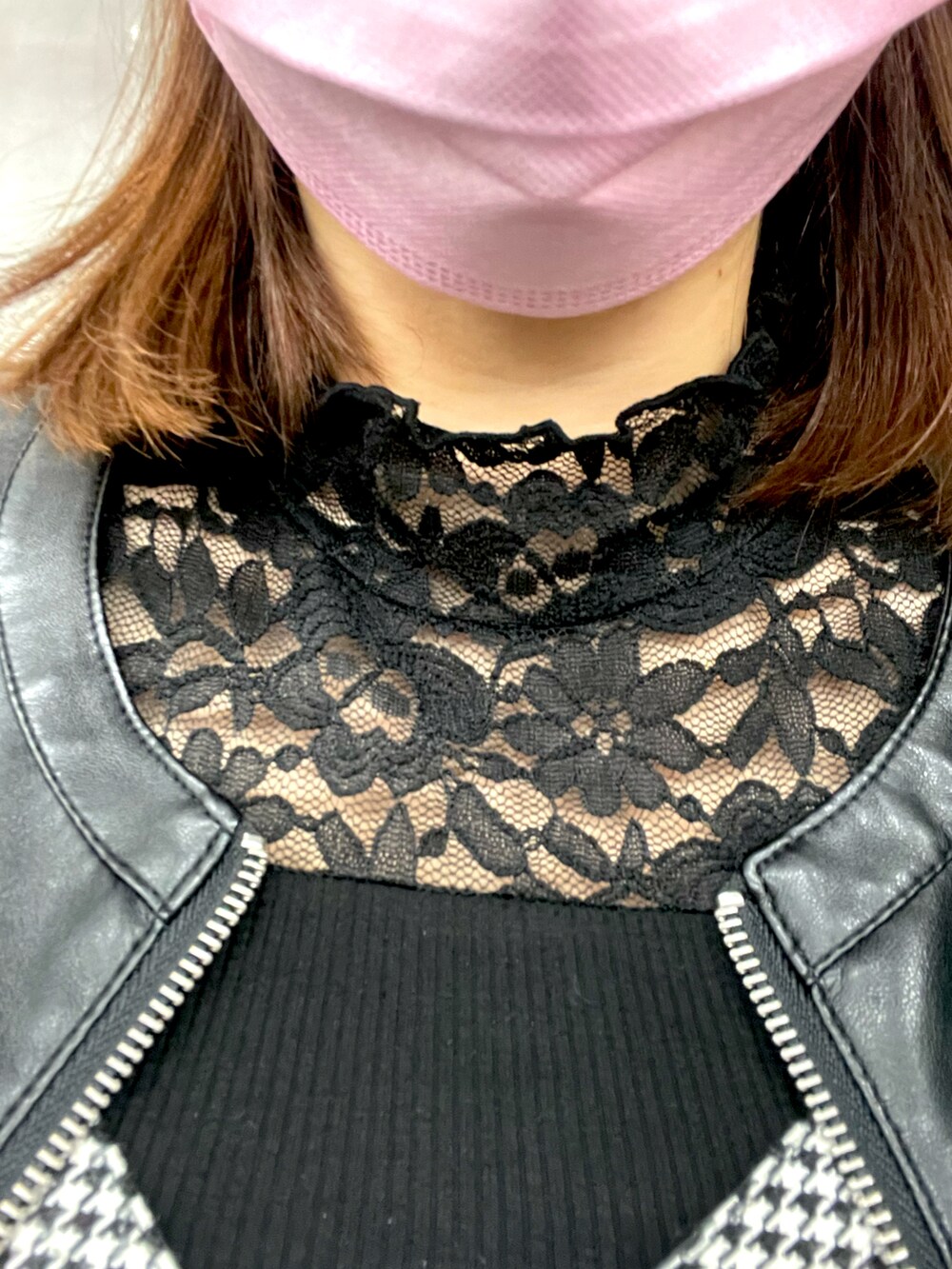 ブラック系のライダースジャケット、グリーン系のショルダーバッグ、ブラック系のジャンパースカートを着用したレディースの秋コーディネートの2枚目の写真