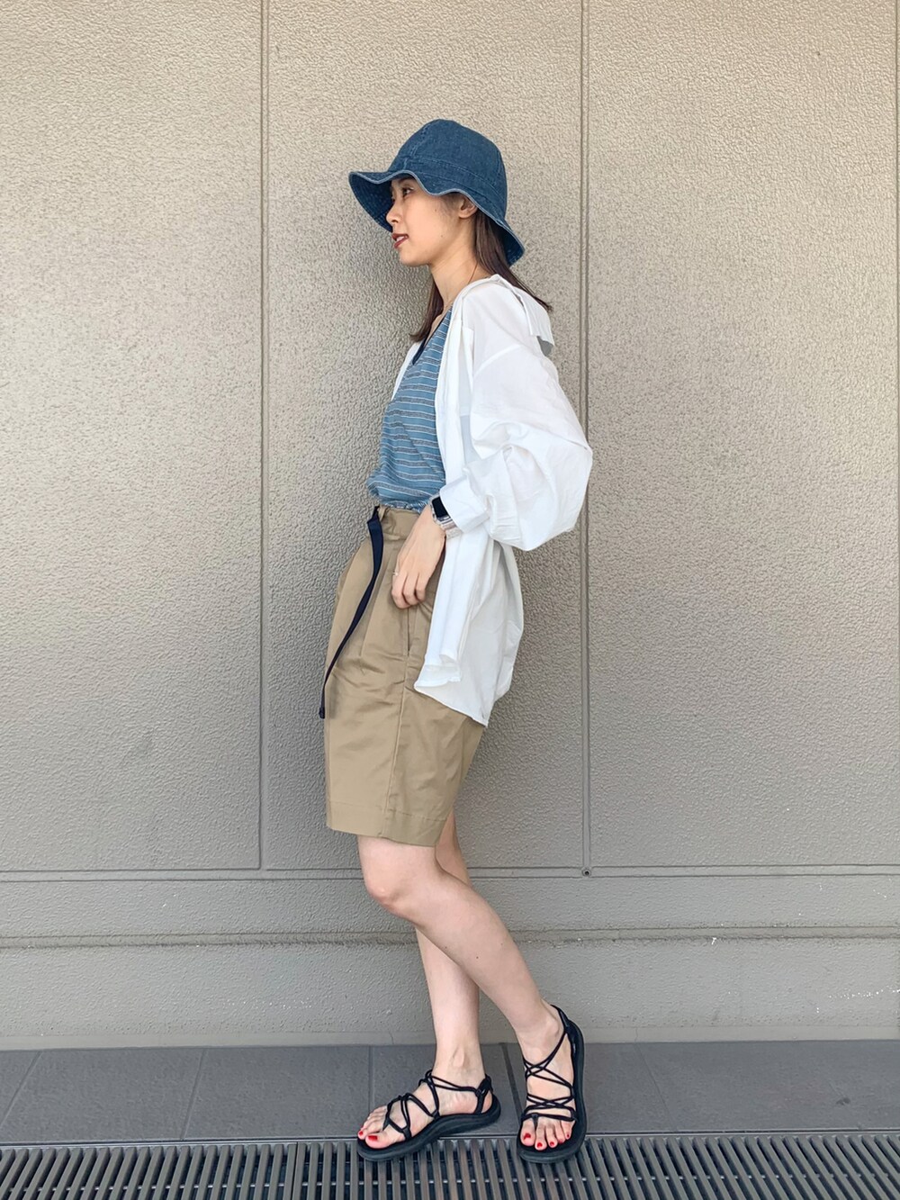 ブルー系のタンクトップ、ベージュ系のその他パンツ、ブラック系のサンダルを着用したレディースの春コーディネートの2枚目の写真