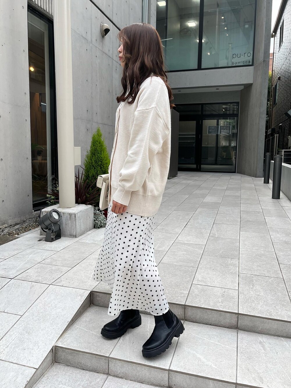 グリーン系のTシャツ/カットソー、ホワイト系のカーディガン/ボレロ、ホワイト系のショルダーバッグを着用したレディースの冬コーディネートの2枚目の写真