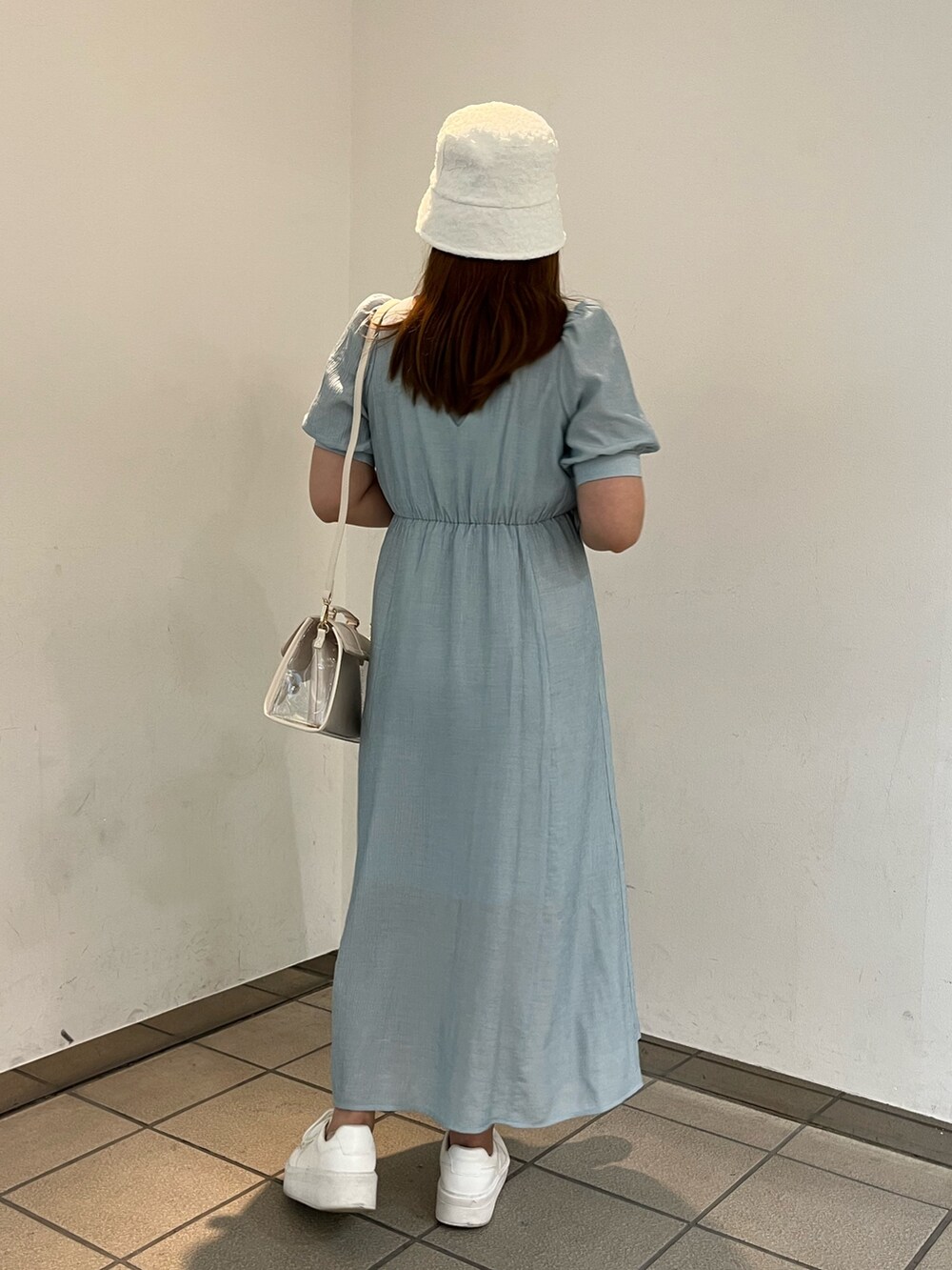 ブルー系のワンピース/ドレス、ホワイト系のショルダーバッグを着用したレディースの春コーディネートの2枚目の写真
