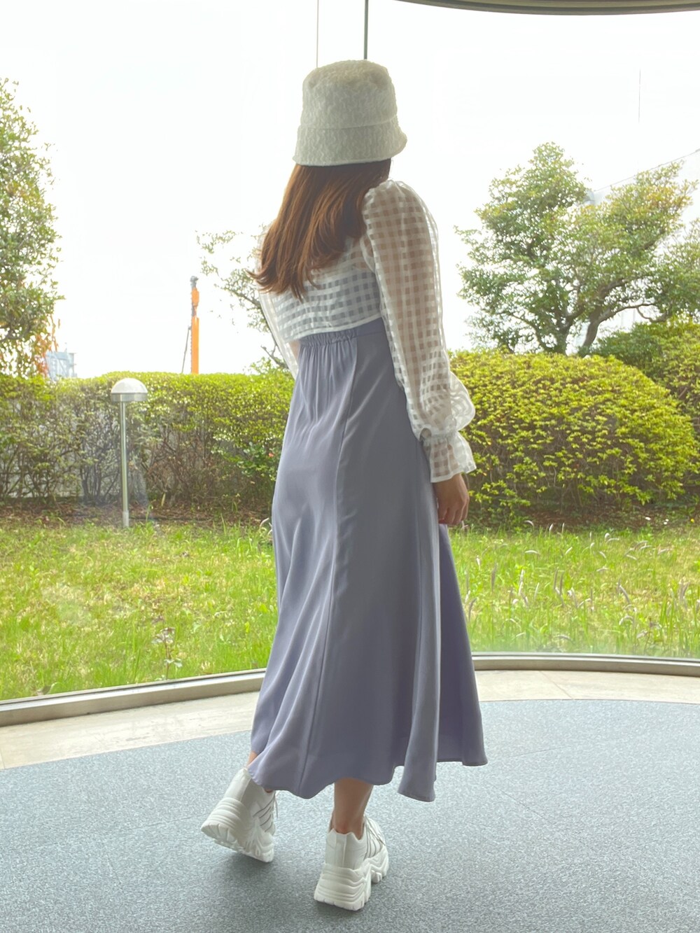 ブルー系のワンピースを着用したレディースの春コーディネートの2枚目の写真