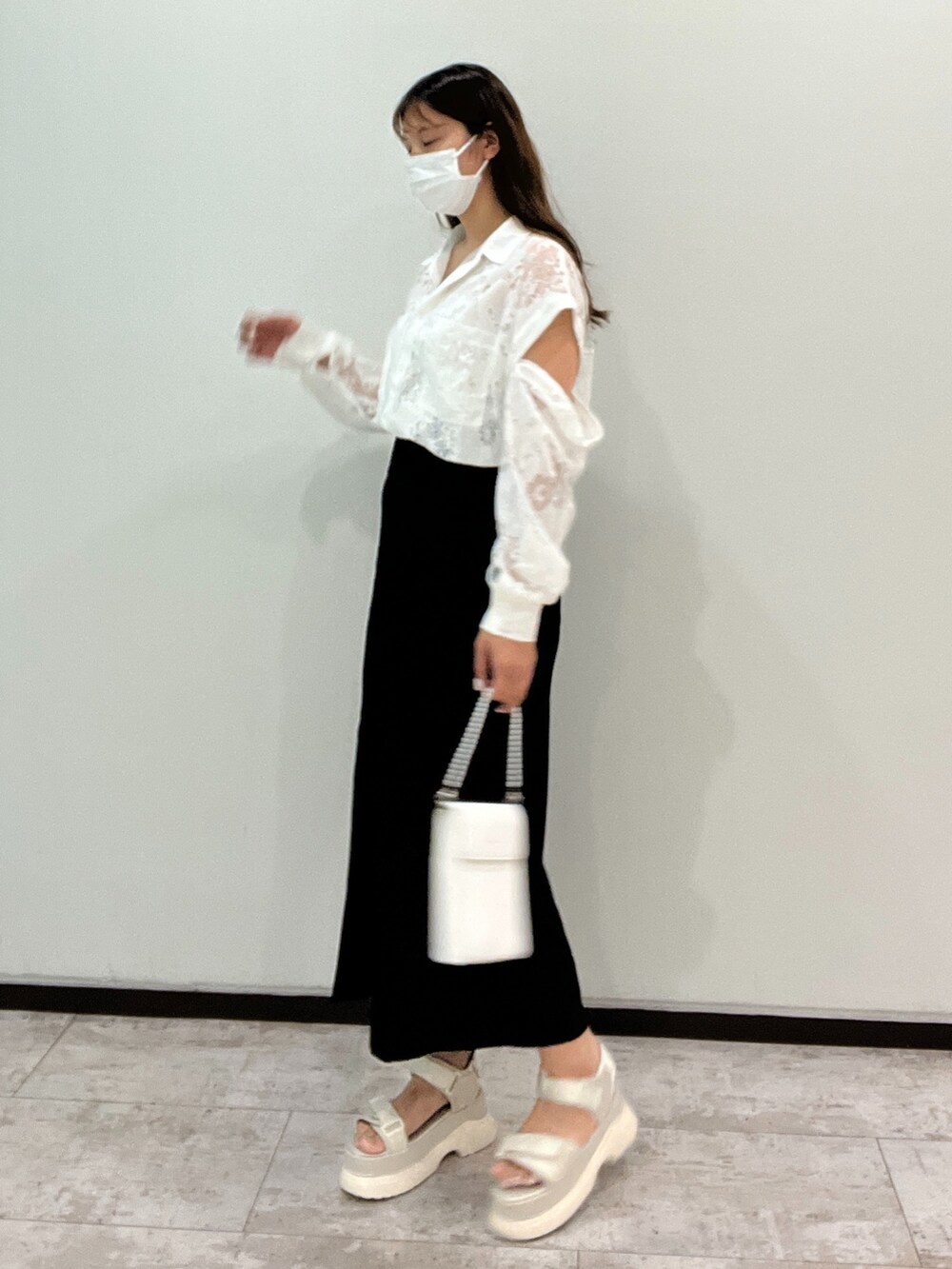 ホワイト系のシャツ/ブラウス、ブラック系のスカート、ホワイト系のショルダーバッグを着用したレディースの夏コーディネートの3枚目の写真