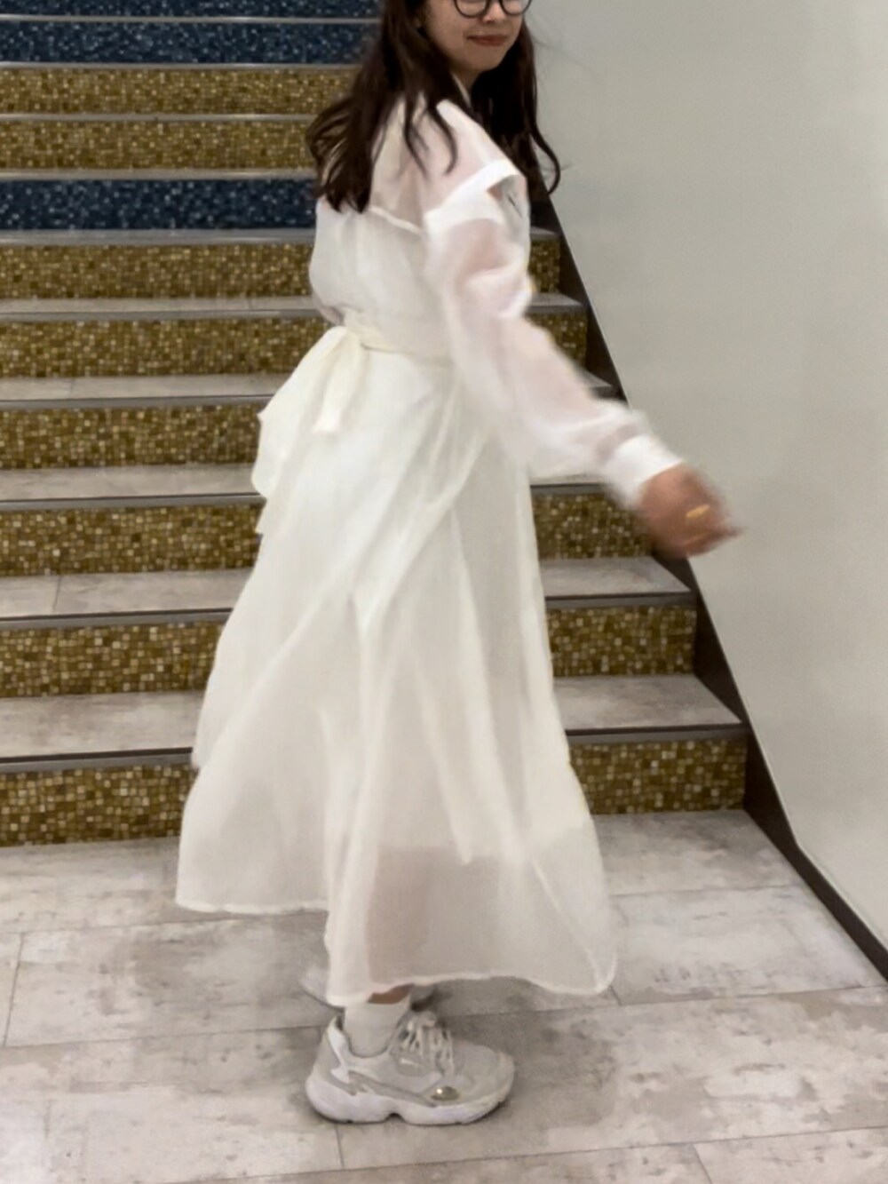 ホワイト系のシャツ/ブラウス、ホワイト系のスカート、ブラック系のショルダーバッグを着用したレディースの春コーディネートの2枚目の写真