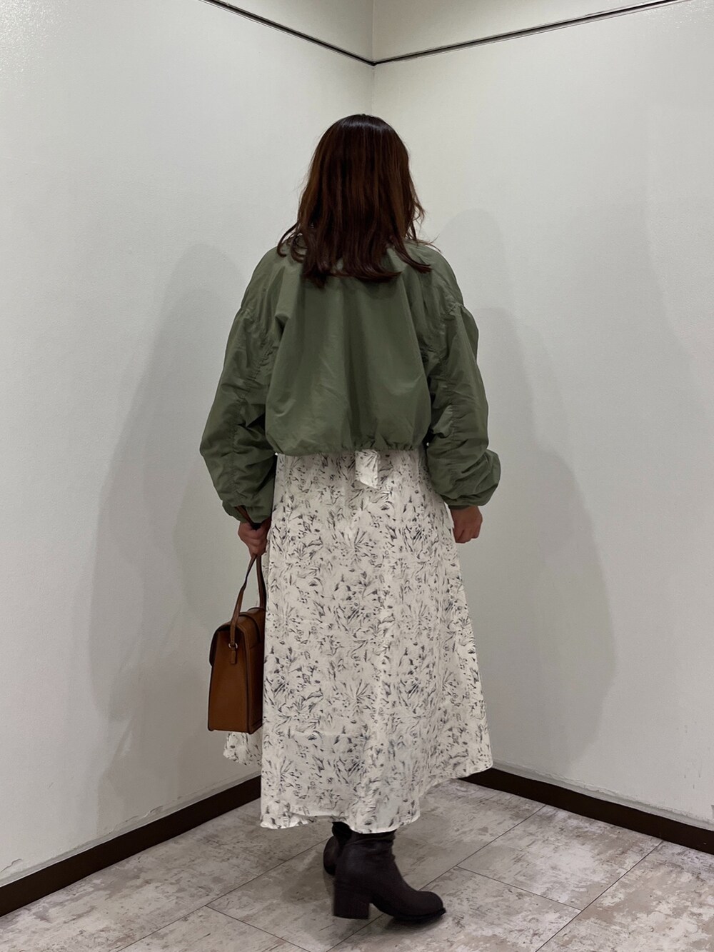 ホワイト系のワンピース、グリーン系のブルゾン、イエロー系のショルダーバッグを着用したレディースの秋コーディネートの4枚目の写真