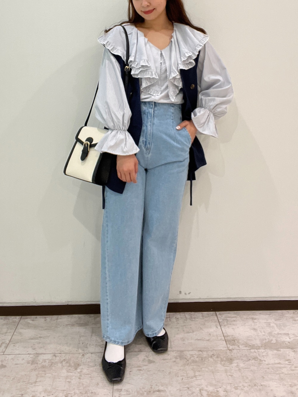 ブルー系のシャツ/ブラウス、ブルー系のその他アウター、ブラック系のショルダーバッグを着用したレディースの春コーディネートの2枚目の写真