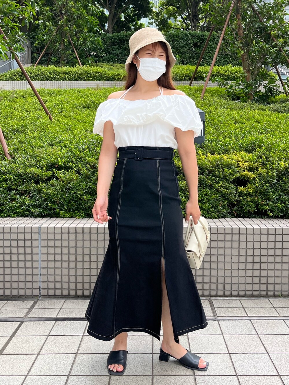 ホワイト系のショルダーバッグ、ホワイト系のシャツ/ブラウス、ブラック系のスカートを着用したレディースの夏コーディネートの5枚目の写真
