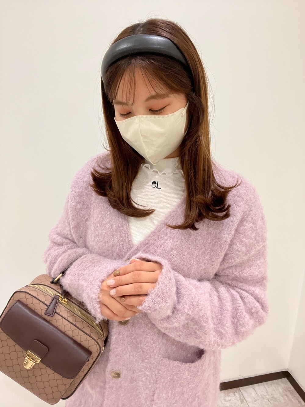ホワイト系のTシャツ/カットソー、パープル系のカーディガン/ボレロ、ベージュ系のショルダーバッグを着用したレディースの秋コーディネートの2枚目の写真