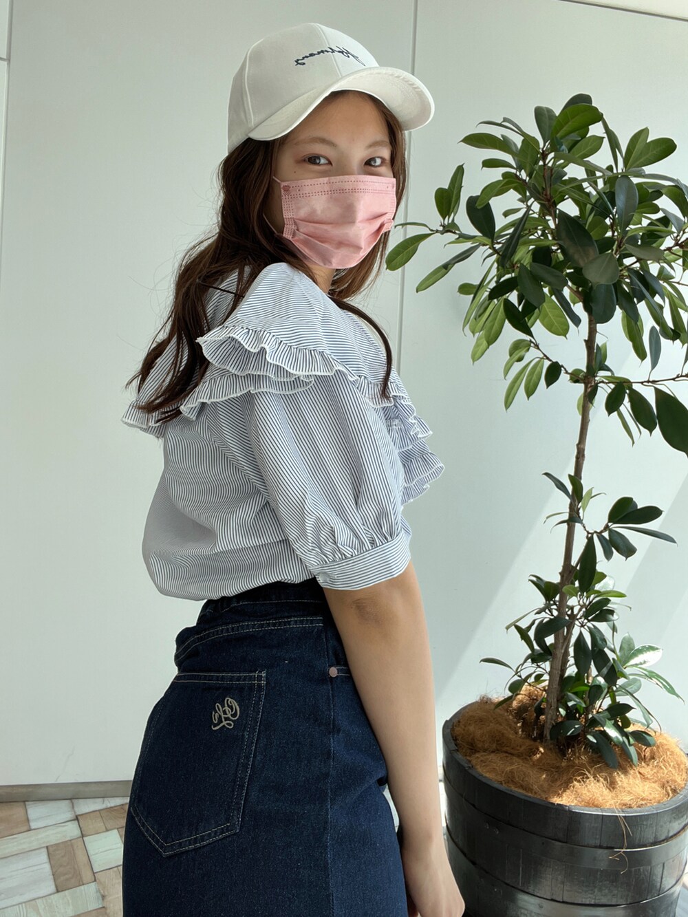 ブルー系のシャツ/ブラウス、ホワイト系のショルダーバッグ、ブルー系のスカートを着用したレディースの春コーディネートの2枚目の写真