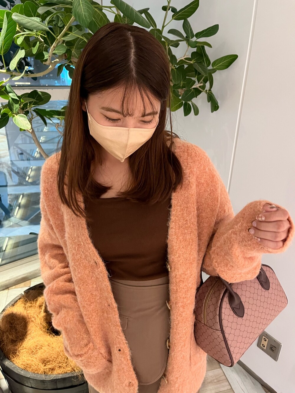 ブラウン系のスカート、ブラック系のその他シューズ、ブラウン系のボストンバッグを着用したレディースの秋コーディネートの4枚目の写真