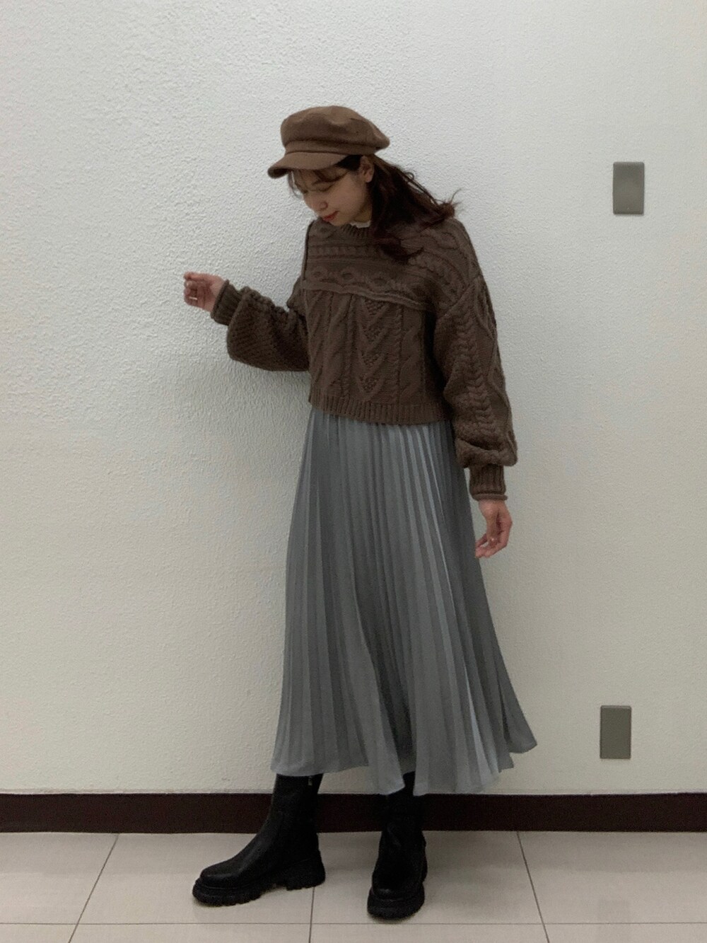 ホワイト系のニット/セーター、ブラウン系のニット/セーター、ブルー系のスカートを着用したレディースの秋コーディネートの3枚目の写真