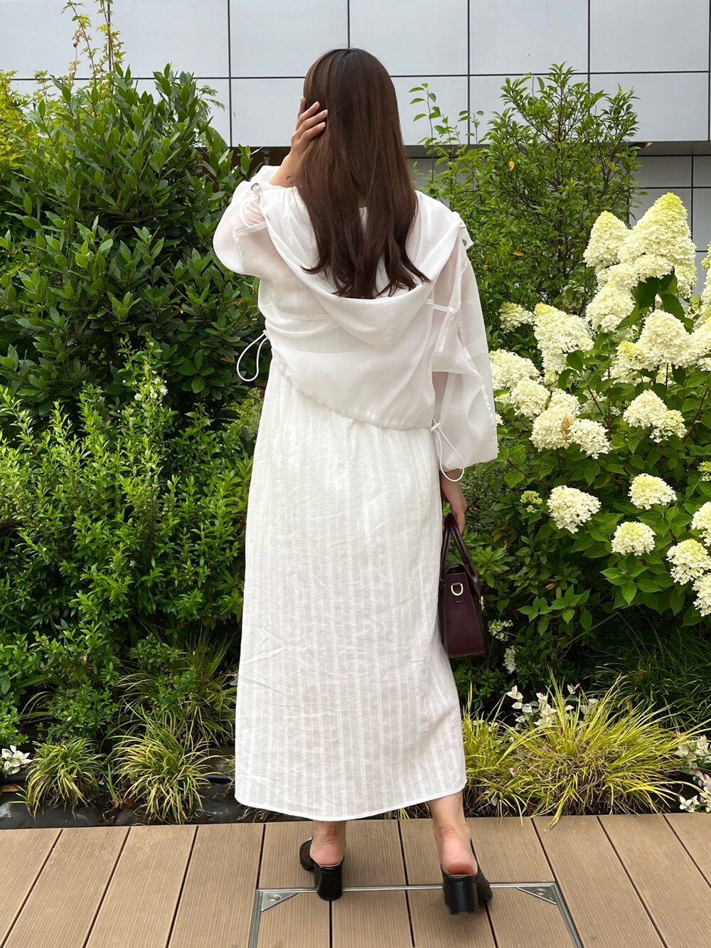 ホワイト系のワンピースを着用したレディースの夏コーディネートの2枚目の写真