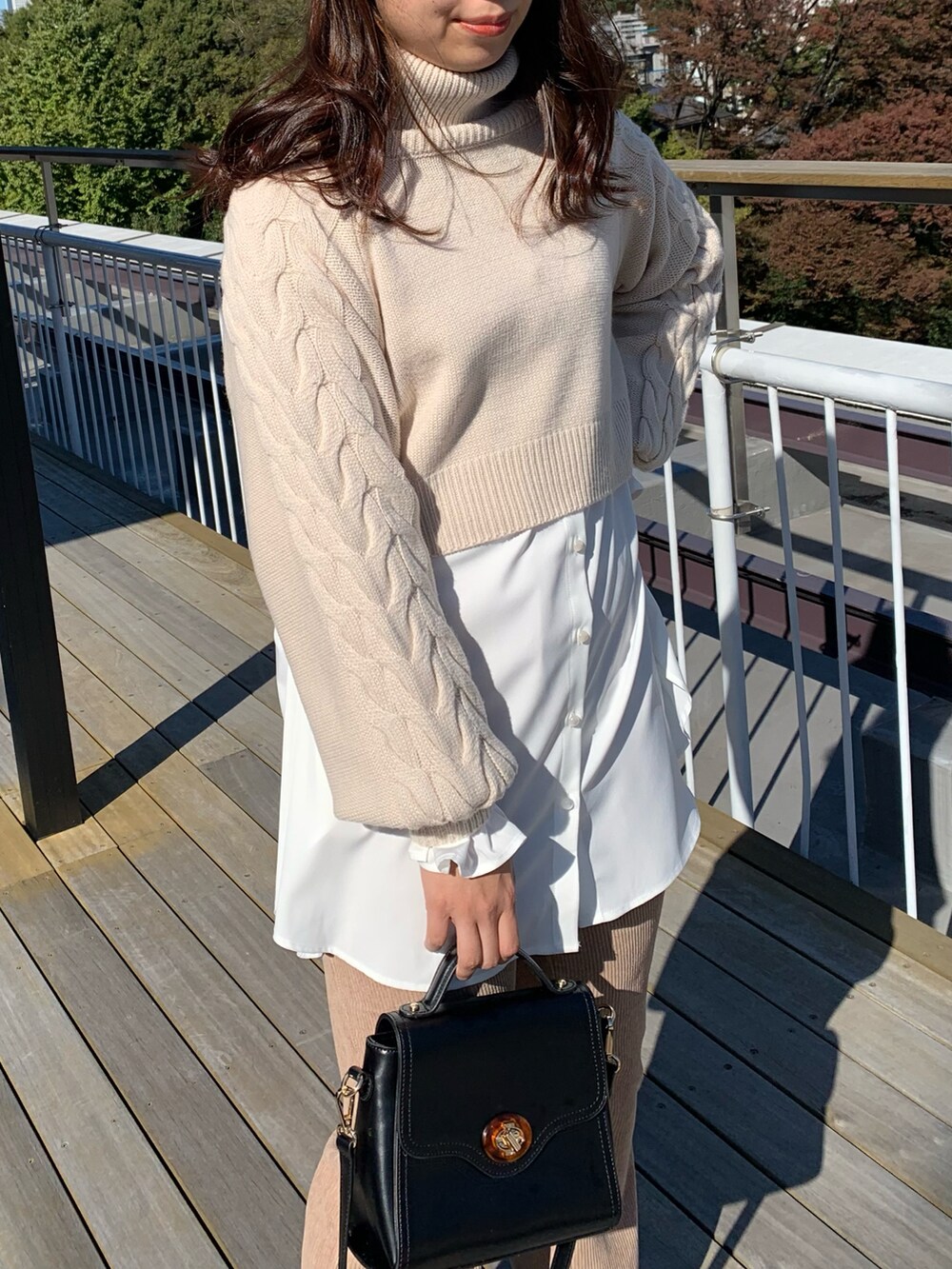 ホワイト系のTシャツ/カットソー、ブラック系のショルダーバッグ、ベージュ系のその他パンツを着用したレディースの秋コーディネートの2枚目の写真