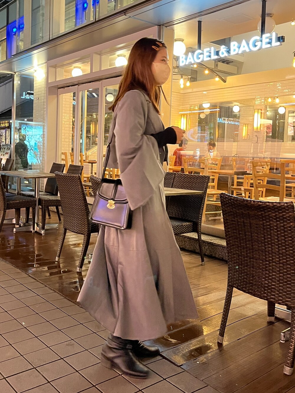 ブラック系のカーディガン/ボレロ、ブラック系のテーラードジャケット、ブラック系のショルダーバッグを着用したレディースの秋コーディネートの3枚目の写真