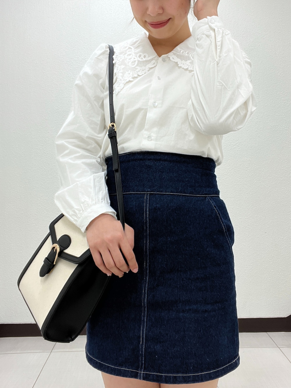 ホワイト系のシャツ/ブラウス、ブラック系のショルダーバッグ、ブルー系のスカートを着用したレディースの冬コーディネートの3枚目の写真