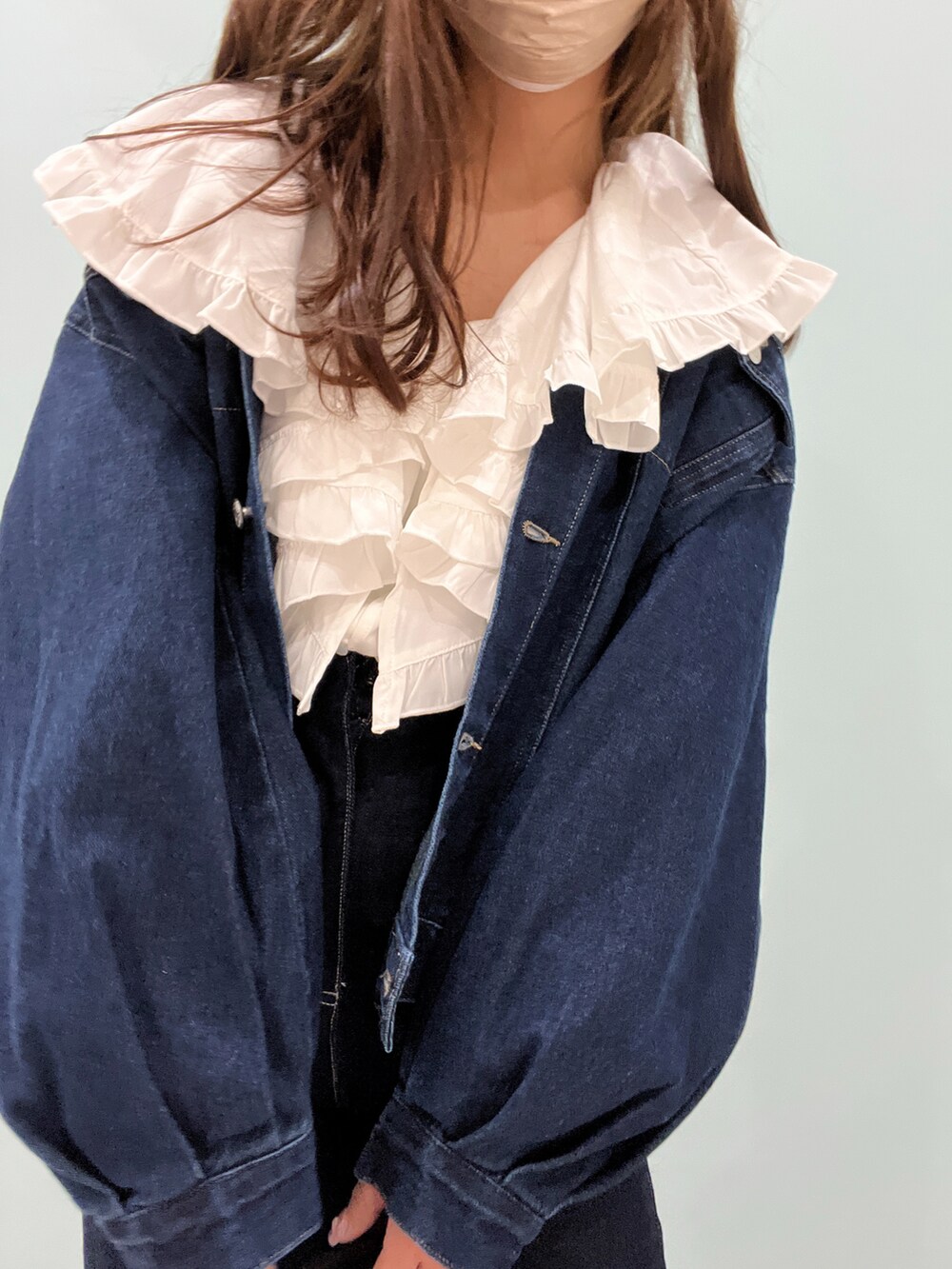 ホワイト系のシャツ/ブラウス、ブルー系のデニムパンツ、ブルー系のデニムジャケットを着用したレディースの春コーディネートの3枚目の写真