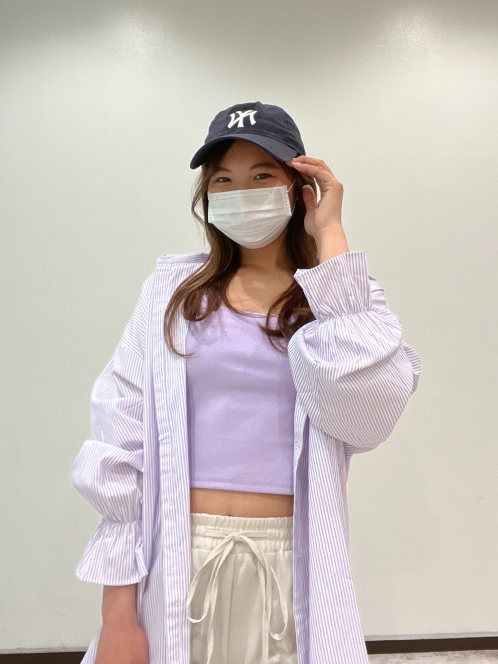 パープル系のシャツ/ブラウス、パープル系のキャミソール、ホワイト系のその他パンツを着用したレディースの春コーディネートの2枚目の写真