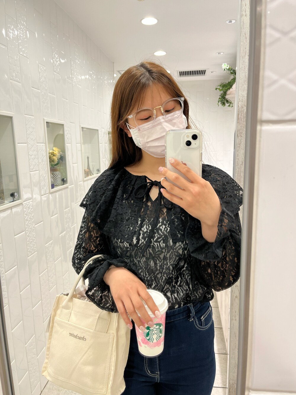 ブラック系のシャツ/ブラウス、ブルー系のデニムパンツ、ベージュ系のショルダーバッグを着用したレディースの春コーディネートの2枚目の写真