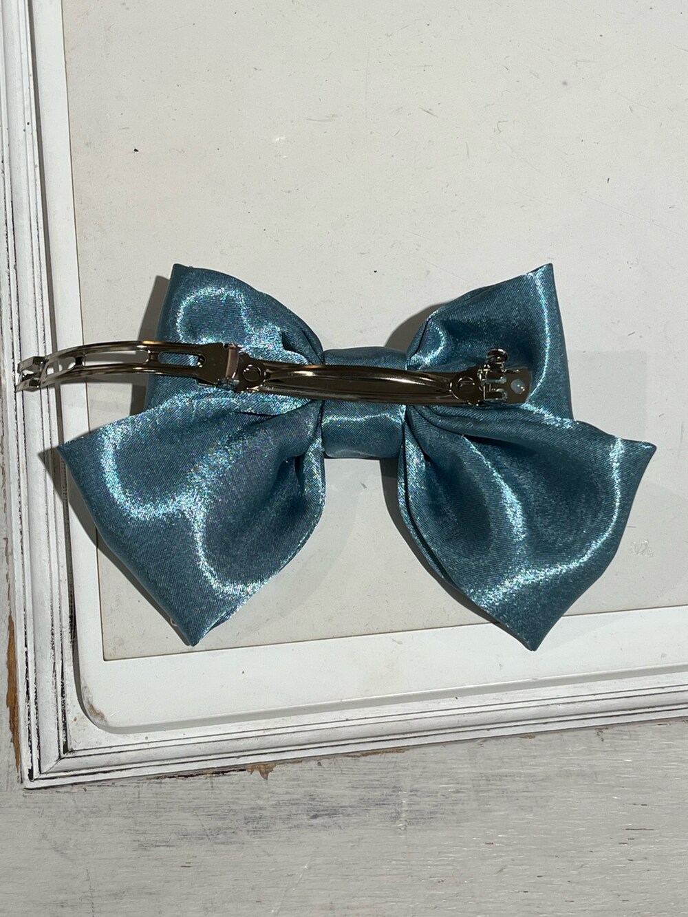 グリーン系のバレッタ/ヘアクリップを着用したレディースの冬コーディネートの3枚目の写真