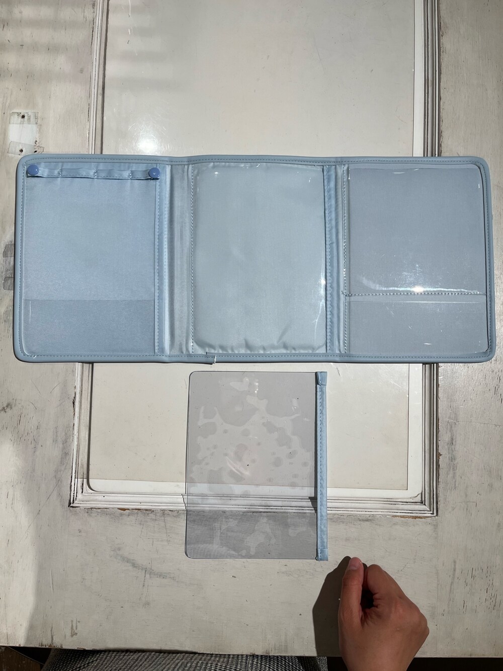 ブラック系のその他雑貨を着用したレディースの春コーディネートの2枚目の写真