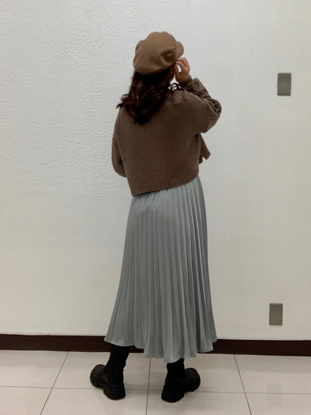 ホワイト系のニット/セーター、ブラウン系のニット/セーター、ブルー系のスカートを着用したレディースの秋コーディネートの4枚目の写真