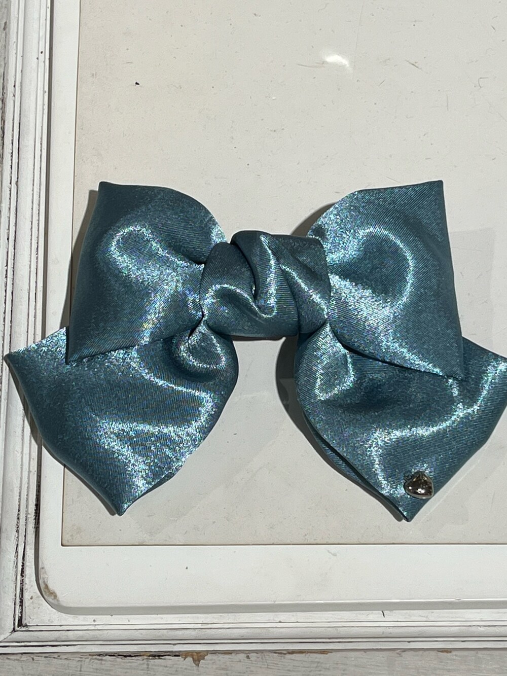 グリーン系のバレッタ/ヘアクリップを着用したレディースの冬コーディネートの2枚目の写真