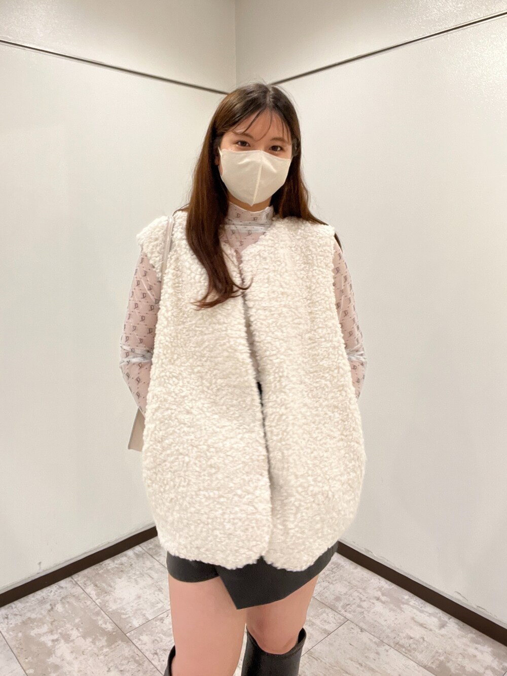 ブラック系のスカート、ホワイト系のTシャツ/カットソー、ホワイト系のその他アウターを着用したレディースの夏コーディネートの3枚目の写真