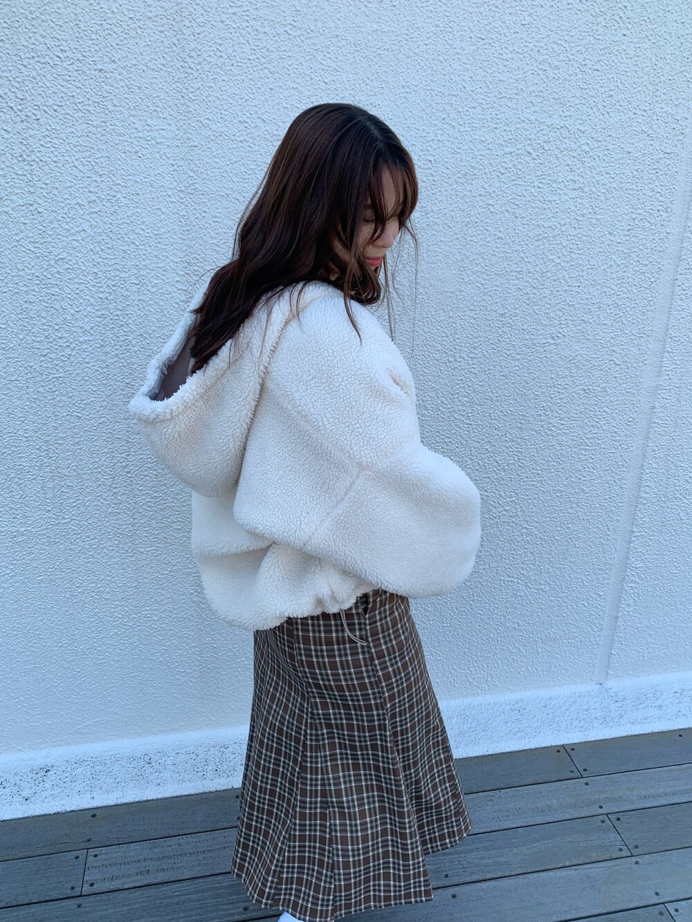 パープル系のブルゾン、ブラウン系のショルダーバッグ、ブラウン系のスカートを着用したレディースの秋コーディネートの2枚目の写真