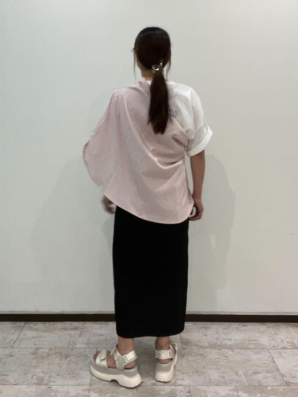 ホワイト系のTシャツ/カットソー、ピンク系のシャツ/ブラウス、ブラック系のスカートを着用したレディースの夏コーディネートの2枚目の写真