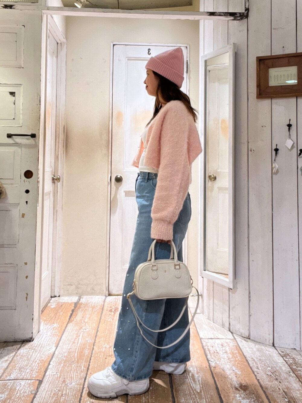 ピンク系のカーディガン/ボレロ、ピンク系のニットキャップ/ビーニーを着用したレディースの秋コーディネートの3枚目の写真