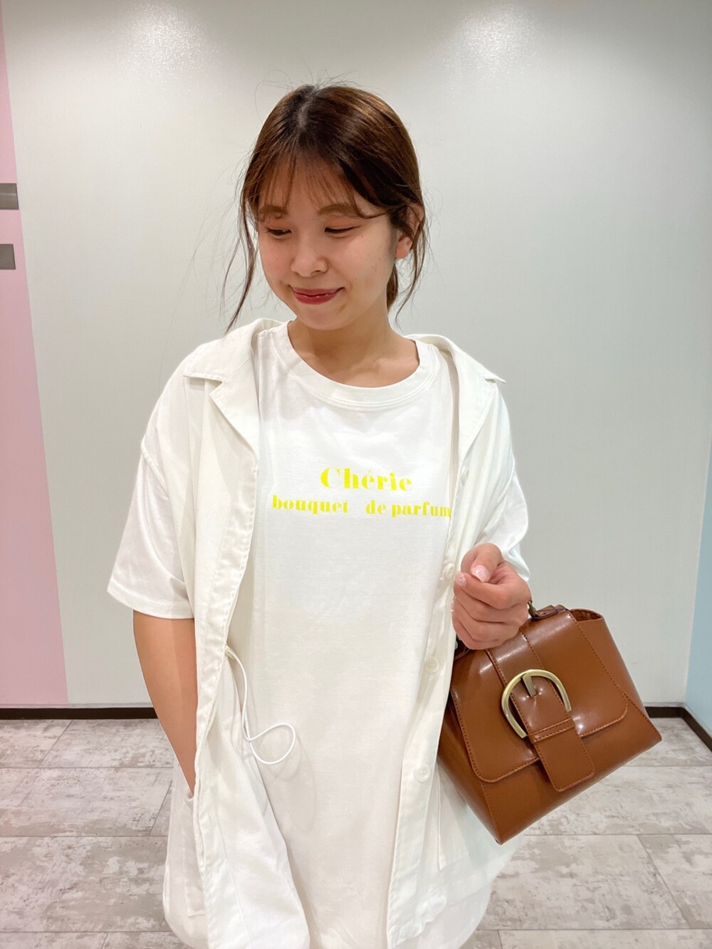 ホワイト系のTシャツ/カットソー、ホワイト系のその他アウター、ホワイト系のスカートを着用したレディースの春コーディネートの2枚目の写真