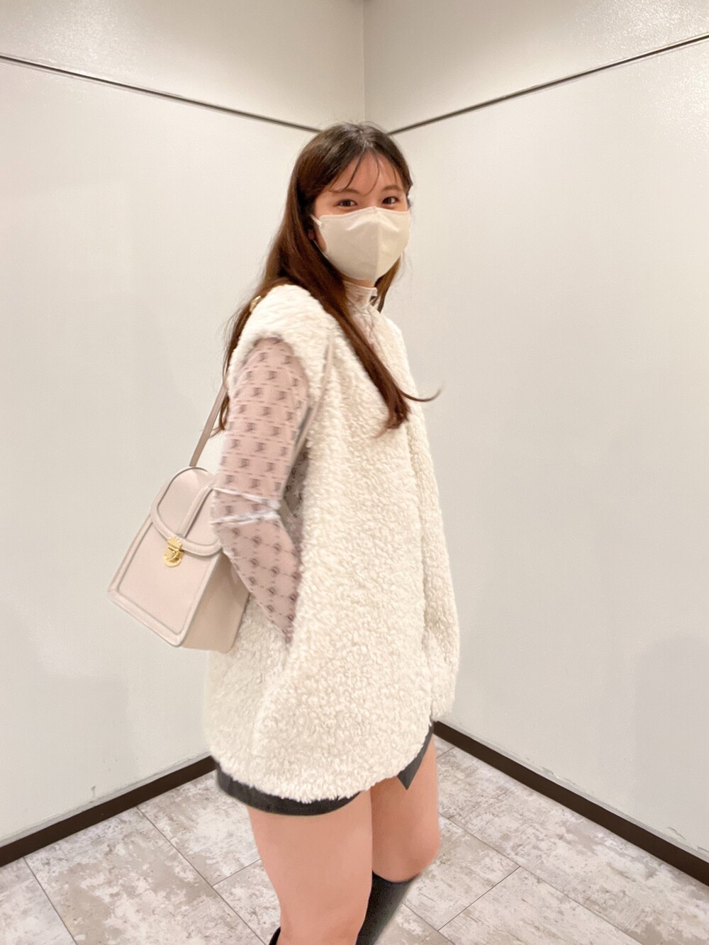 ブラック系のスカート、ホワイト系のTシャツ/カットソー、ホワイト系のその他アウターを着用したレディースの夏コーディネートの2枚目の写真