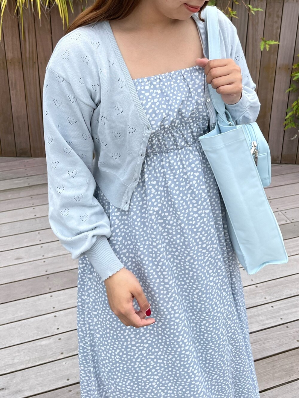 ブルー系のカーディガン/ボレロ、ブルー系のワンピース、ブルー系のトートバッグを着用したレディースの夏コーディネートの3枚目の写真