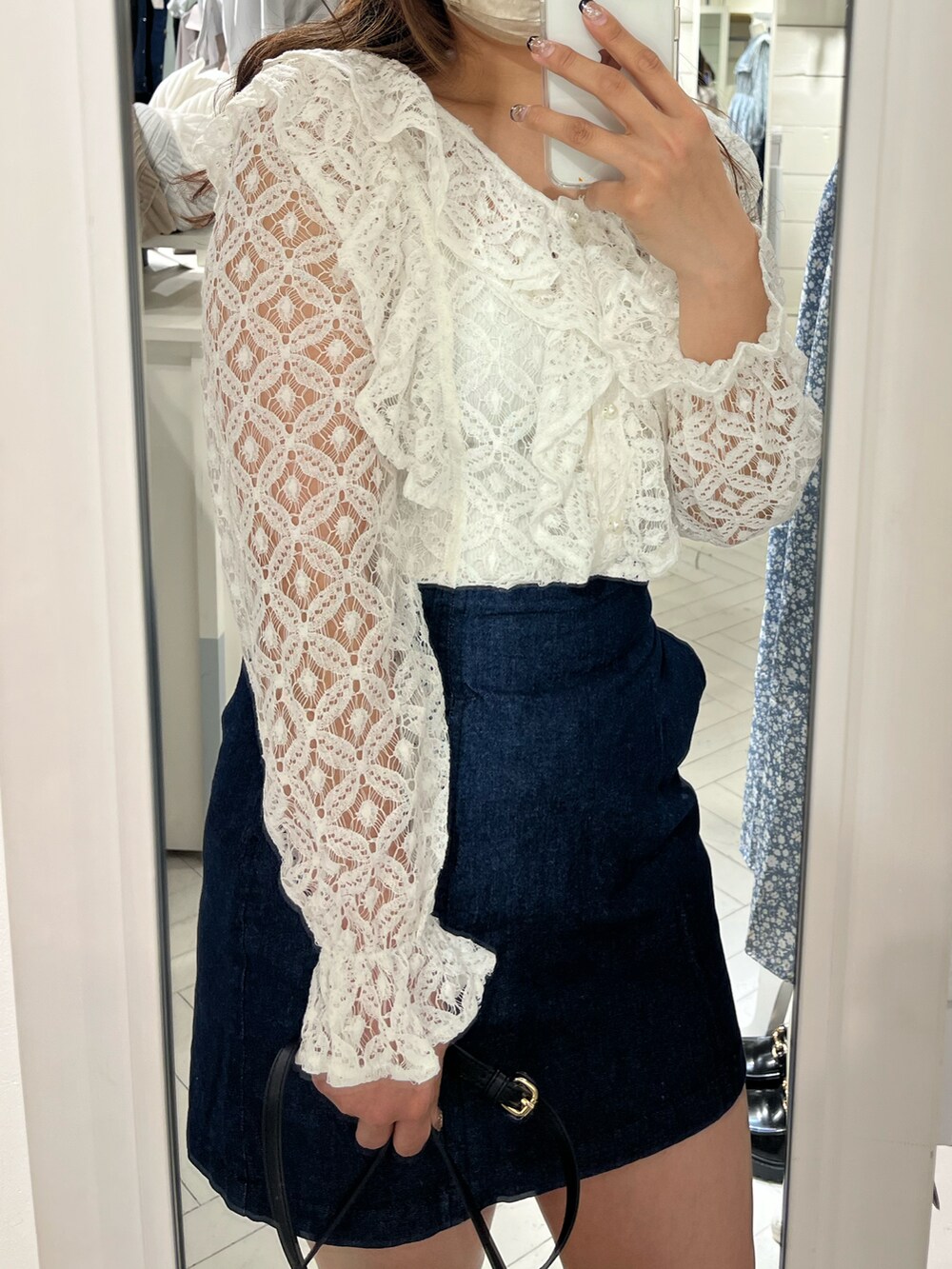 ホワイト系のシャツ/ブラウス、ブルー系のスカート、ブラック系のショルダーバッグを着用したレディースの冬コーディネートの2枚目の写真