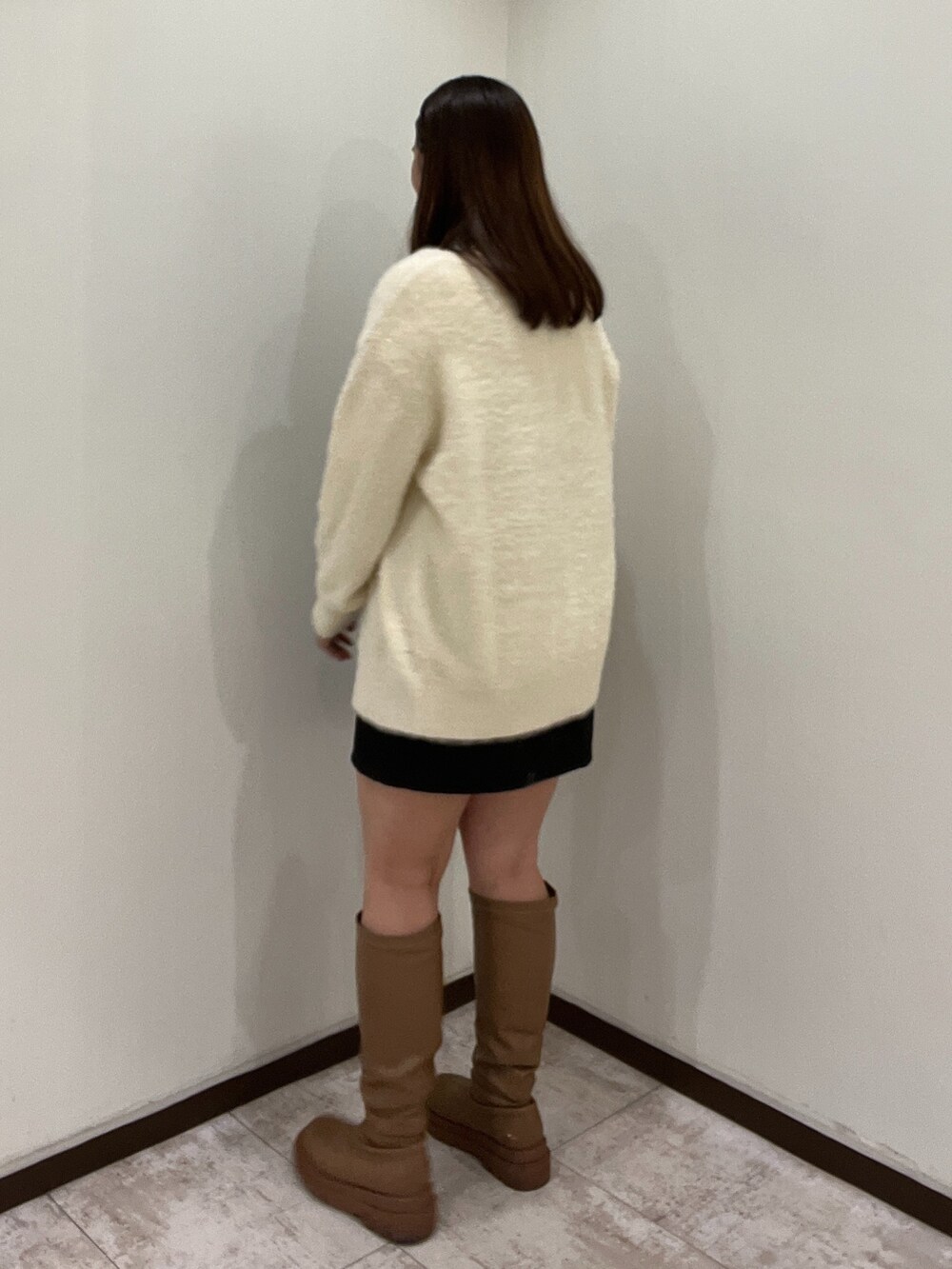 ホワイト系のニット/セーター、ブラック系のワンピース、ホワイト系のカーディガン/ボレロを着用したレディースの秋コーディネートの5枚目の写真