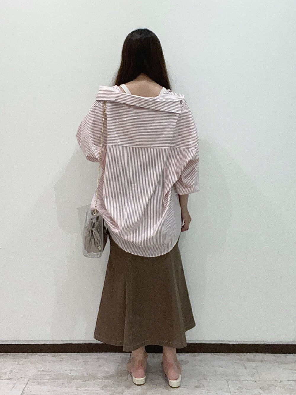 ピンク系のシャツ/ブラウス、ホワイト系のタンクトップ、ブラウン系のスカートを着用したレディースの夏コーディネートの2枚目の写真