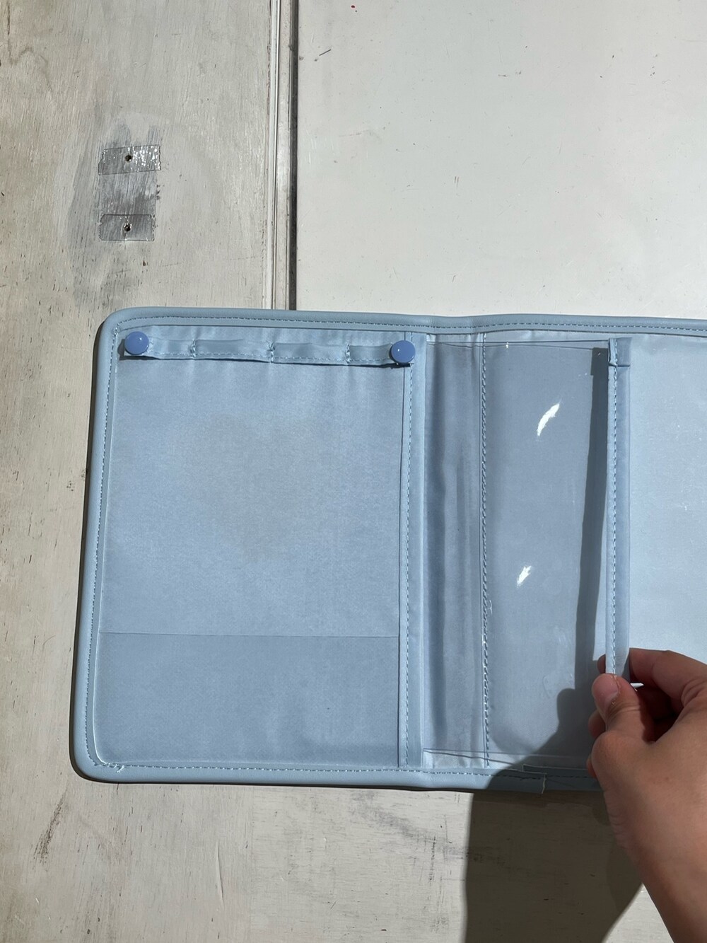 ブラック系のその他雑貨を着用したレディースの春コーディネートの3枚目の写真