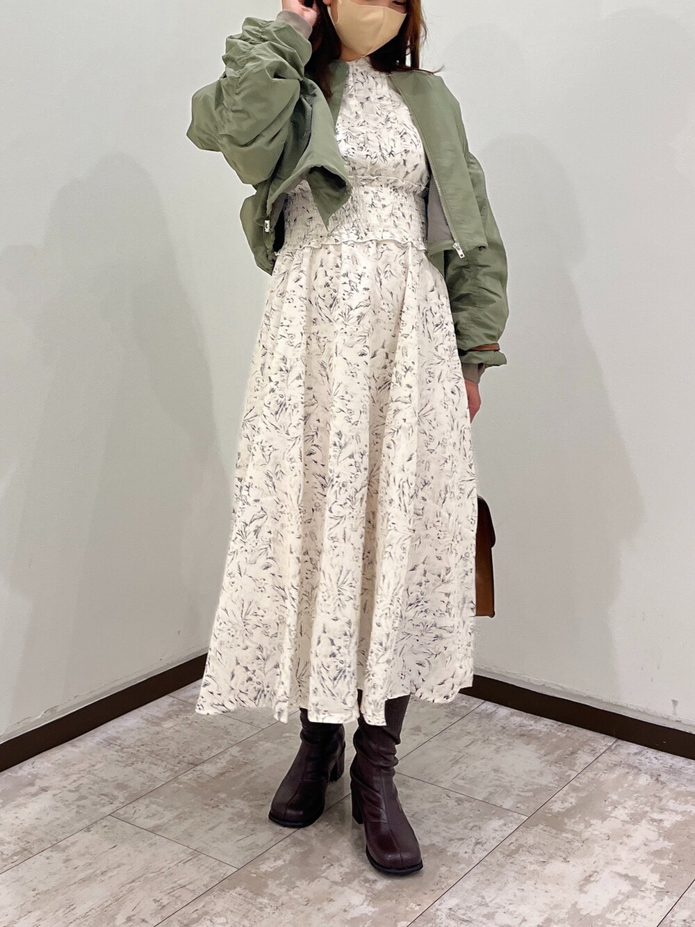 ホワイト系のワンピース、グリーン系のブルゾン、イエロー系のショルダーバッグを着用したレディースの秋コーディネートの5枚目の写真