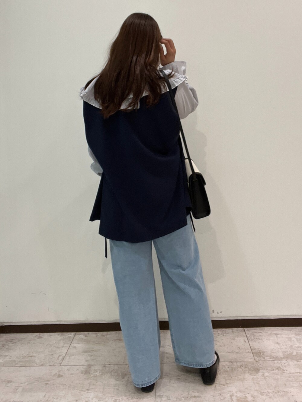 ブルー系のシャツ/ブラウス、ブルー系のその他アウター、ブラック系のショルダーバッグを着用したレディースの春コーディネートの3枚目の写真