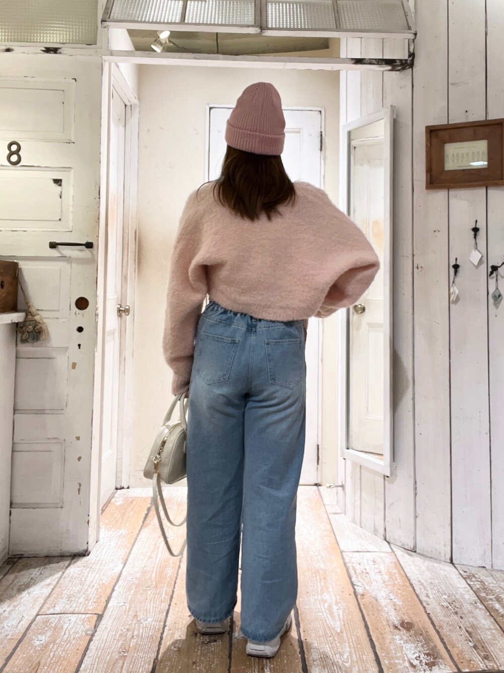 ピンク系のカーディガン/ボレロ、ピンク系のニットキャップ/ビーニーを着用したレディースの秋コーディネートの2枚目の写真