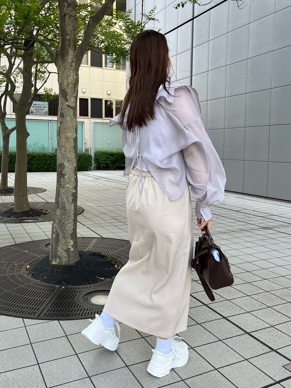 パープル系のシャツ/ブラウス、ホワイト系のタンクトップ、ホワイト系のスカートを着用したレディースの春コーディネートの2枚目の写真