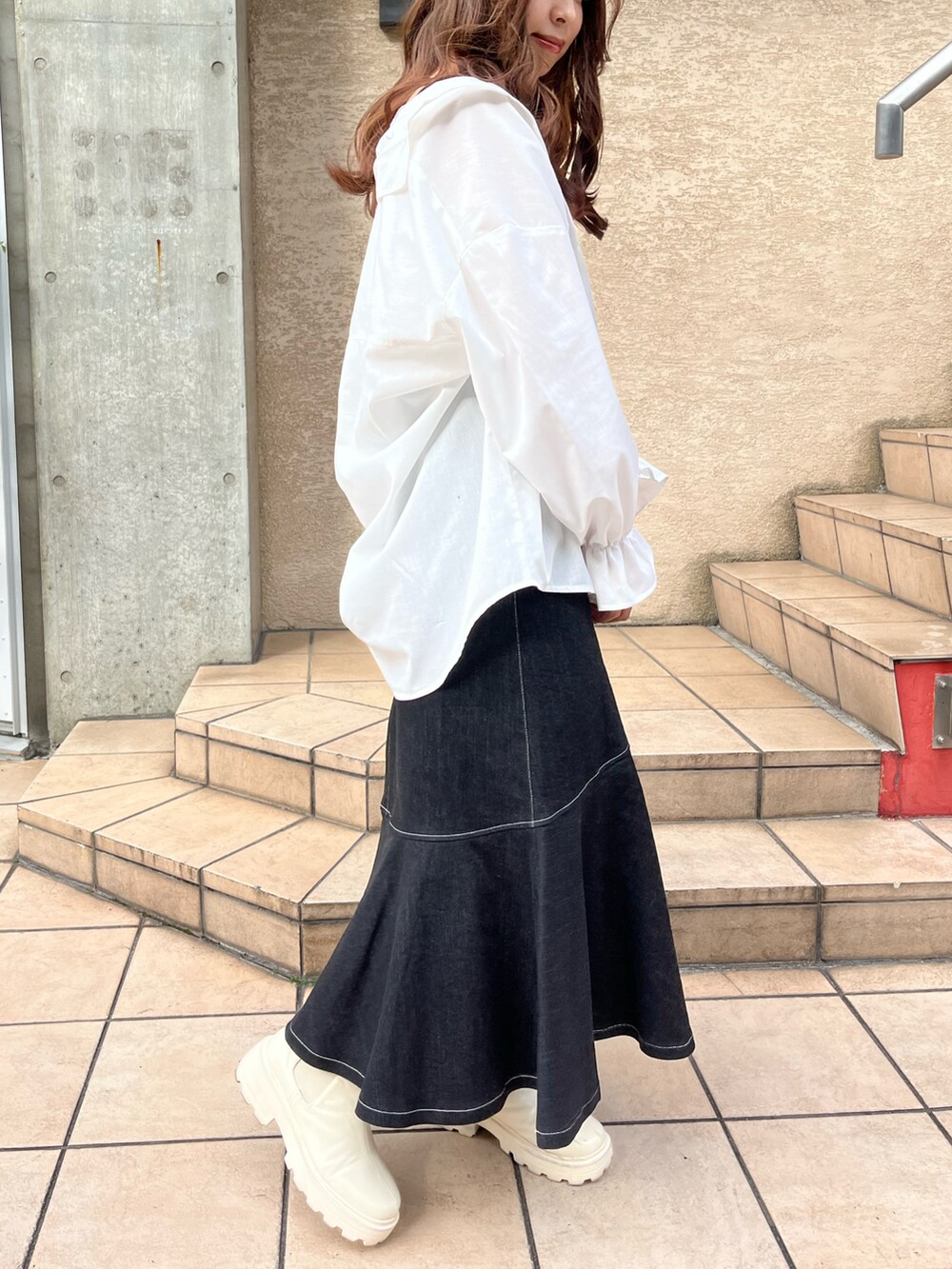 ホワイト系のシャツ/ブラウス、ブラック系のスカート、ブラック系のショルダーバッグを着用したレディースの春コーディネートの2枚目の写真