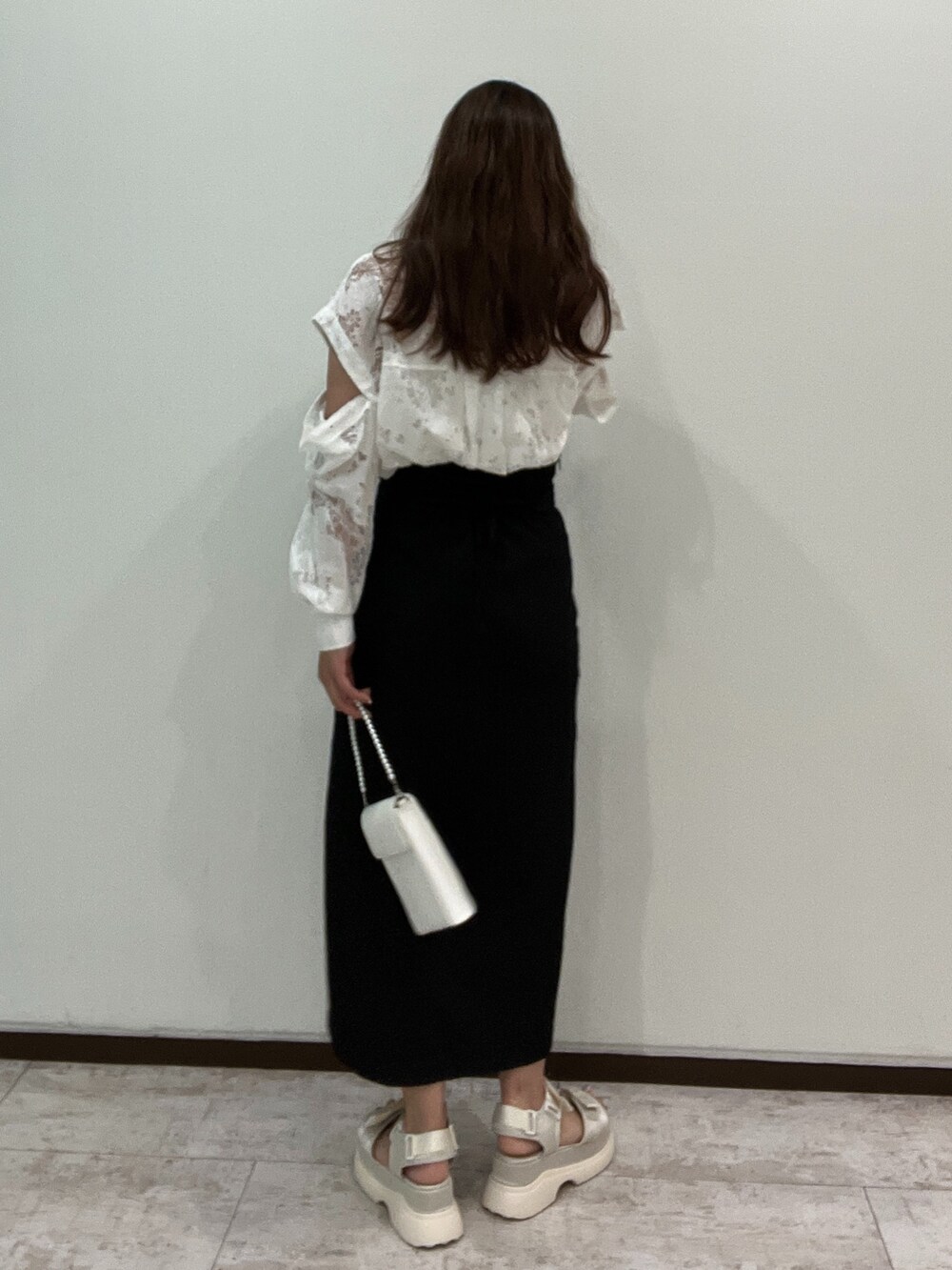 ホワイト系のシャツ/ブラウス、ブラック系のスカート、ホワイト系のショルダーバッグを着用したレディースの夏コーディネートの2枚目の写真