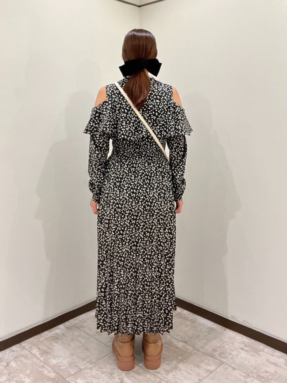 ブラック系のワンピース、イエロー系のブーツを着用したレディースの秋コーディネートの3枚目の写真